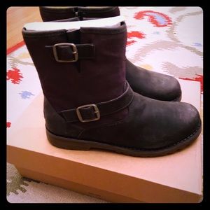 Ugg boys harwell boot. Size 6. Never worn!